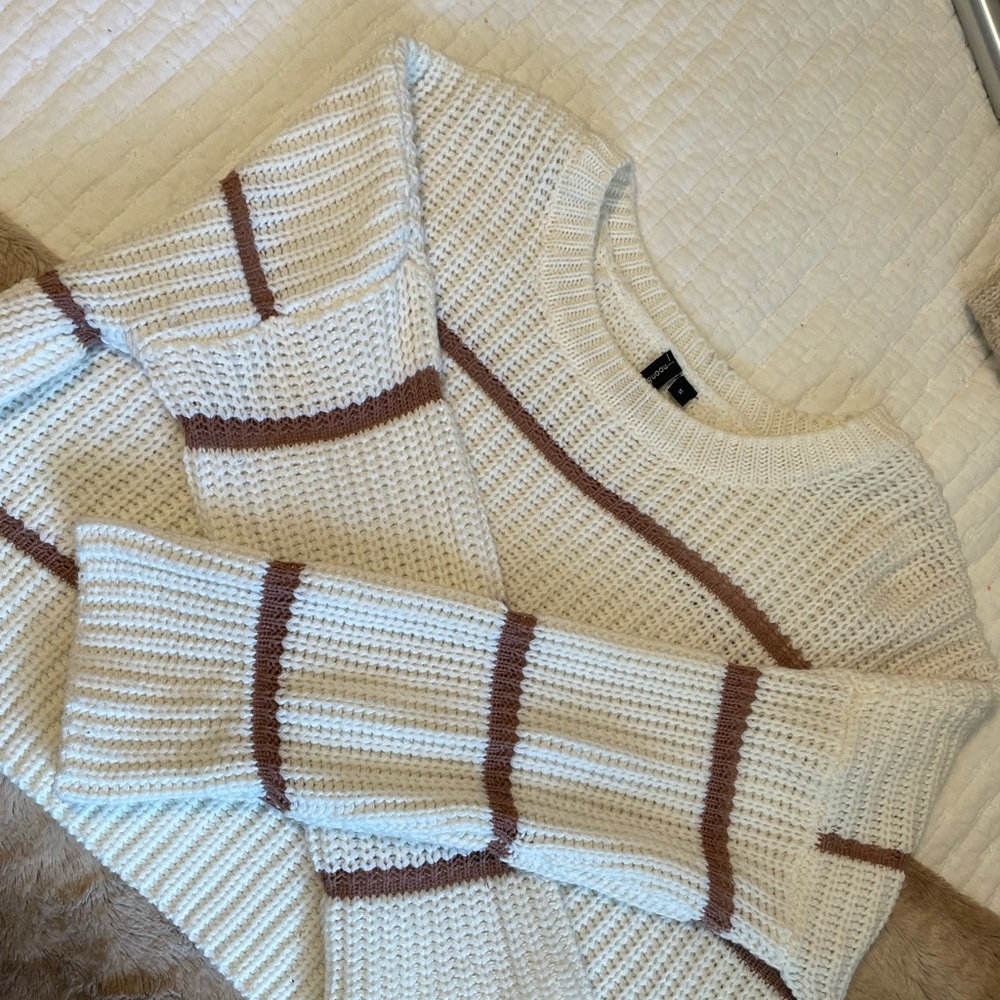 Moon & Madison White Sweater. Size Small.